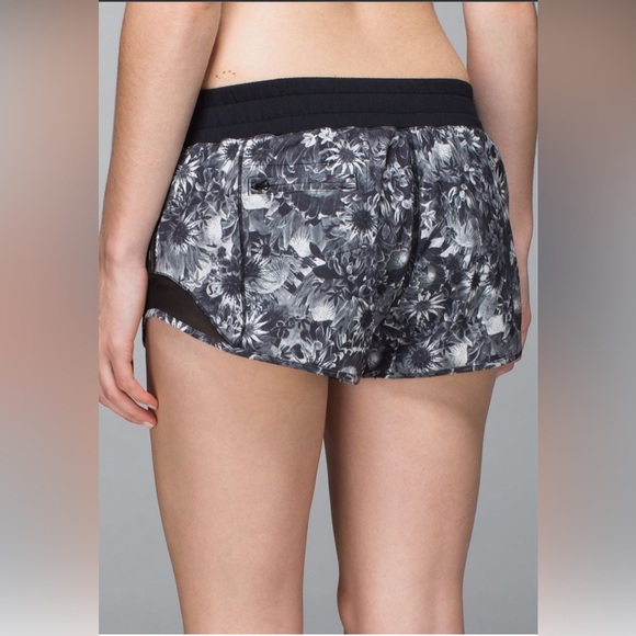 EUC Lululemon Hotty Hot Short- Women’s Size 10 - Picture 3 of 10